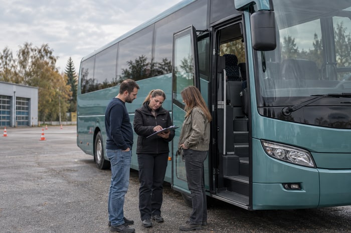 KI-generierte Illustration: Besprechung einer Übung am Reisebus